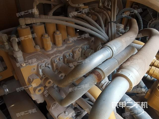 回转马达和主控阀（整机外观）