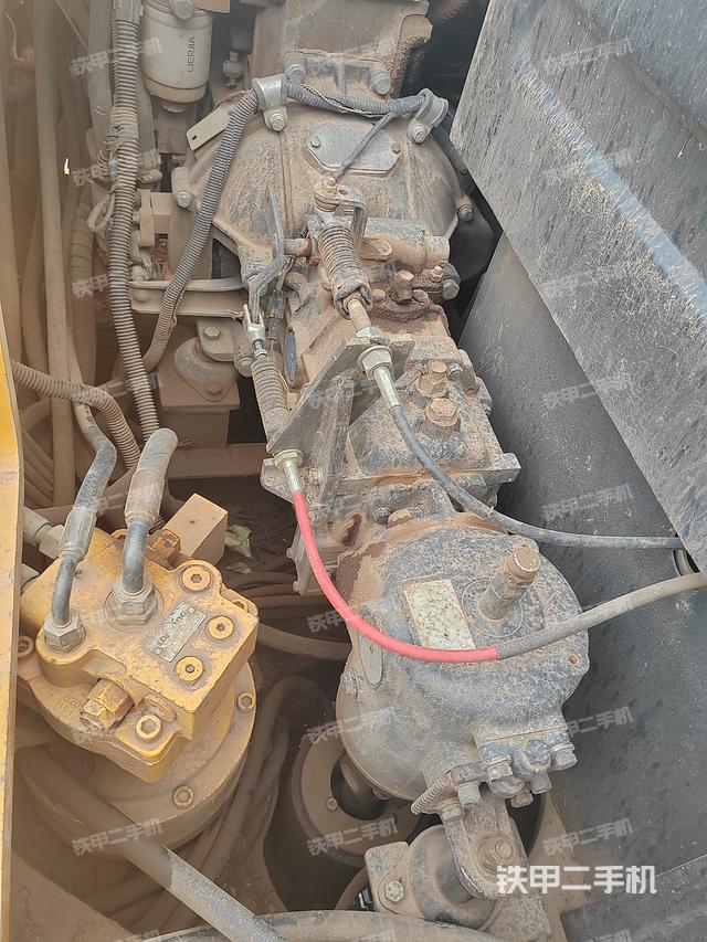 液压泵舱室正面整体（整机外观）