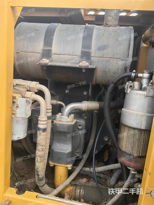 液壓泵艙室正面整體(整機(jī)外觀) 液壓泵艙室正面整體(整機(jī)外觀)