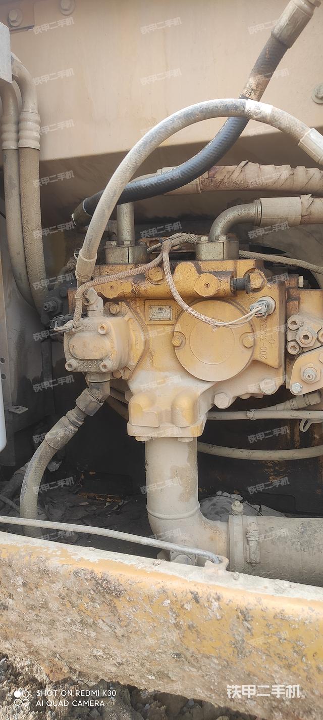 液压泵舱室正面整体（整机外观）