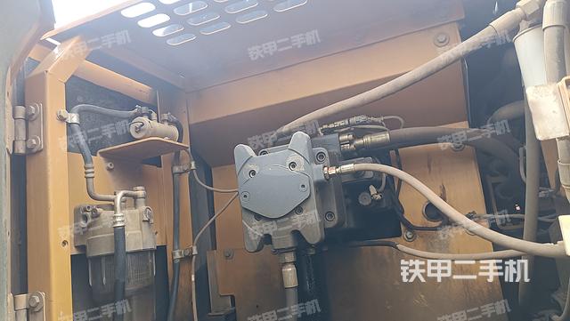 液压泵舱室正面整体（整机外观）