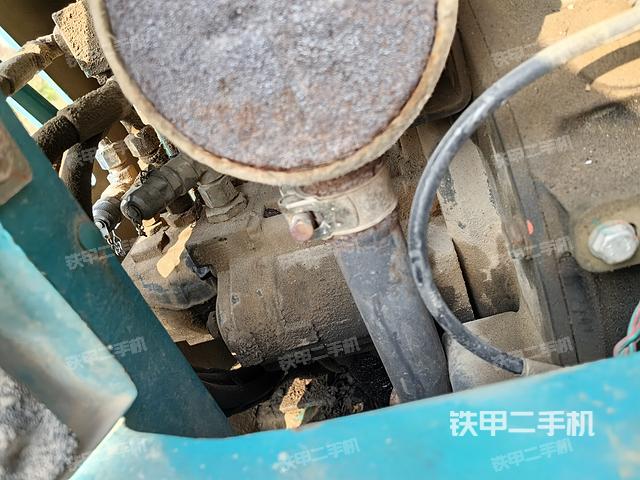 液压泵舱室正面整体（整机外观）