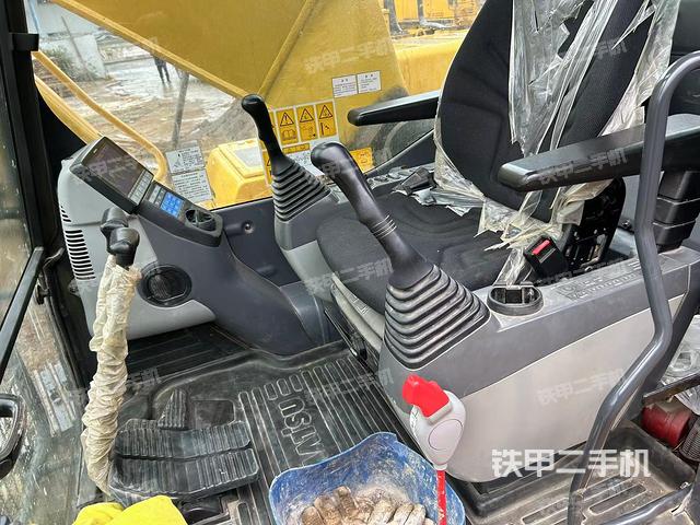 駕駛室整體(整機(jī)外觀) 駕駛室整體(整機(jī)外觀)