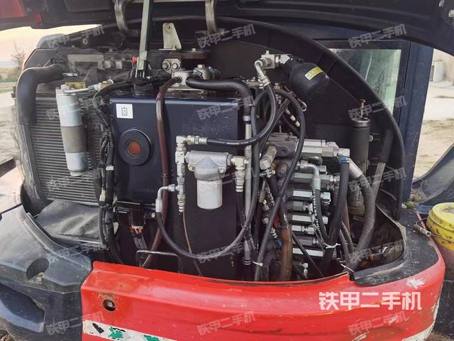 回转马达和主控阀（整机外观）