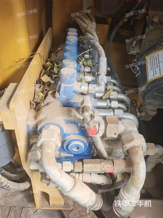 回转马达和主控阀（整机外观）