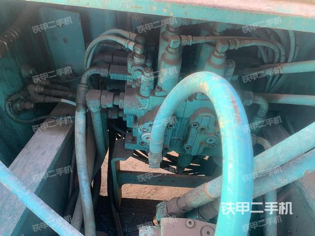 回轉馬達和主控閥(整機外觀) 回轉馬達和主控閥(整機外觀)