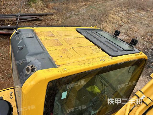 駕駛室頂部(整機(jī)外觀) 駕駛室頂部(整機(jī)外觀)