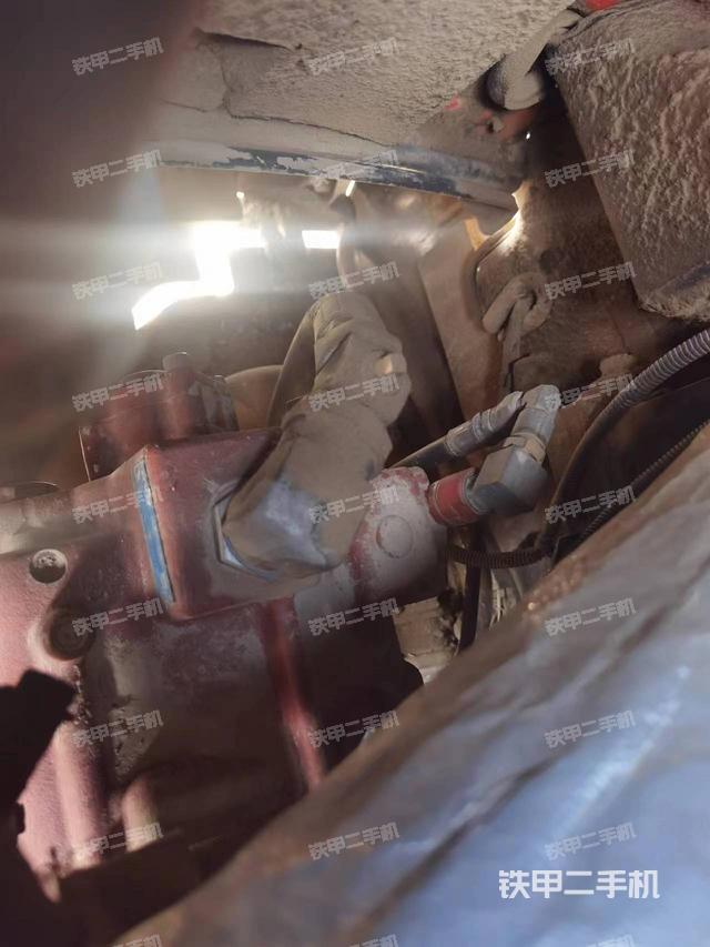 液压泵舱室正面整体（整机外观）