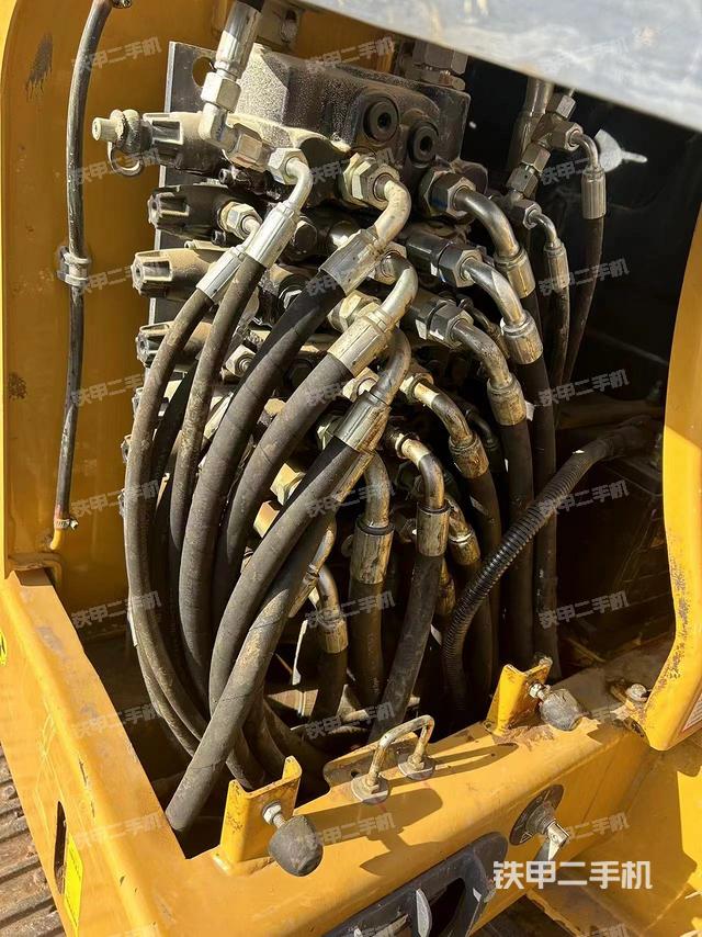 回转马达和主控阀（整机外观）