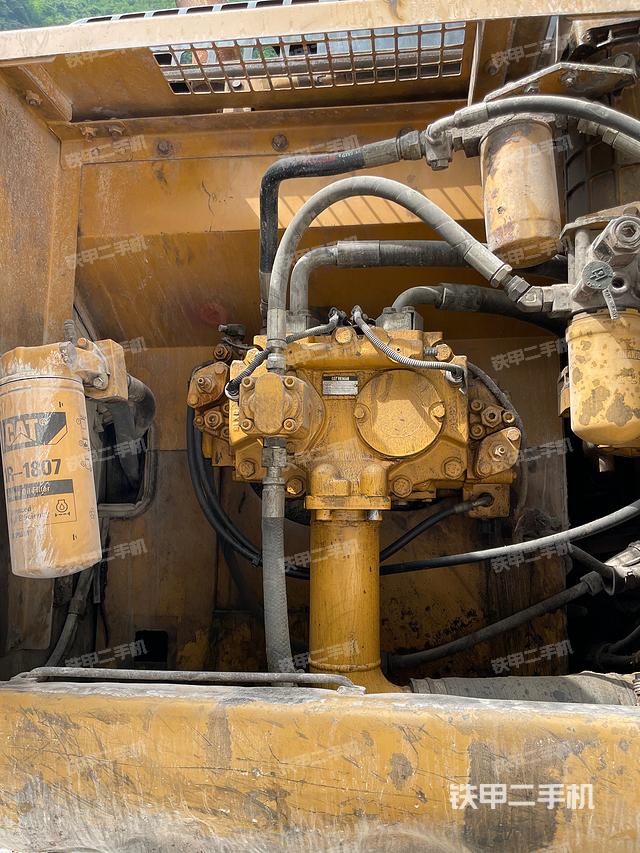 液压泵舱室正面整体（整机外观）