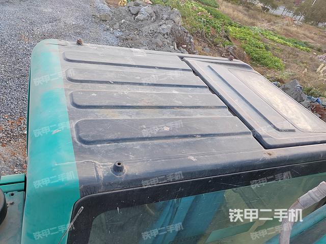 駕駛室頂部(整機(jī)外觀) 駕駛室頂部(整機(jī)外觀)