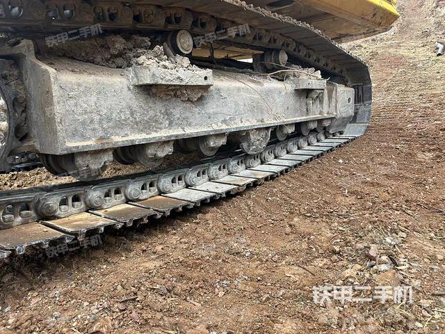 單側(cè)履帶整體(整機(jī)外觀) 單側(cè)履帶整體(整機(jī)外觀)