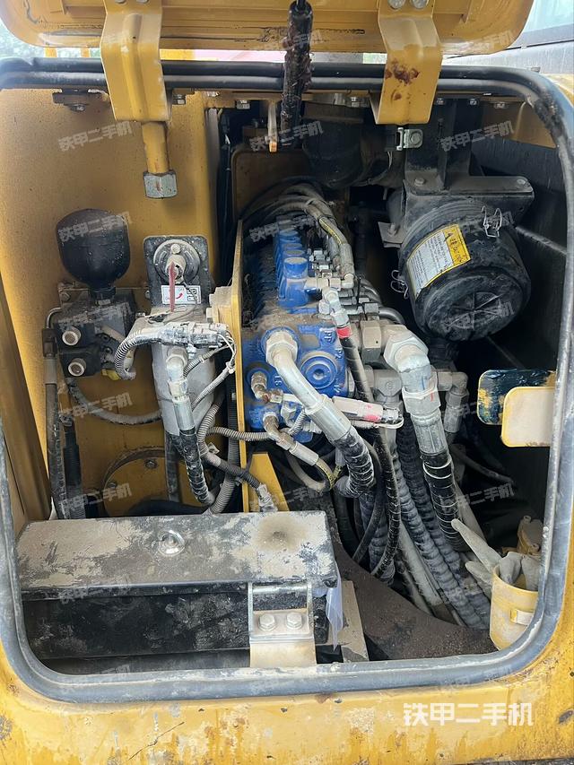 回转马达和主控阀（整机外观）