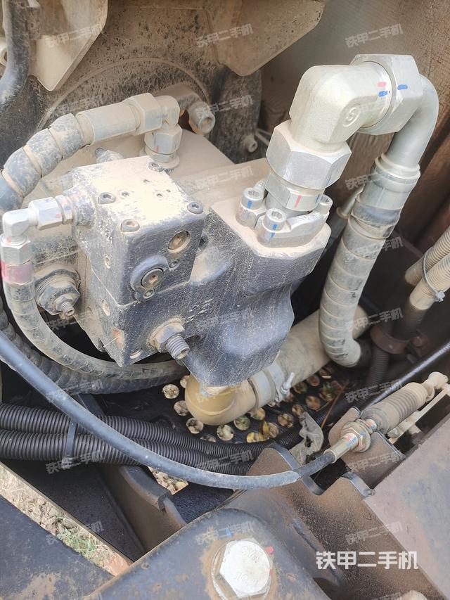 液压泵舱室正面整体（整机外观）