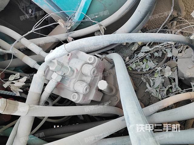 回轉(zhuǎn)馬達(dá)和主控閥(整機(jī)外觀) 回轉(zhuǎn)馬達(dá)和主控閥(整機(jī)外觀)