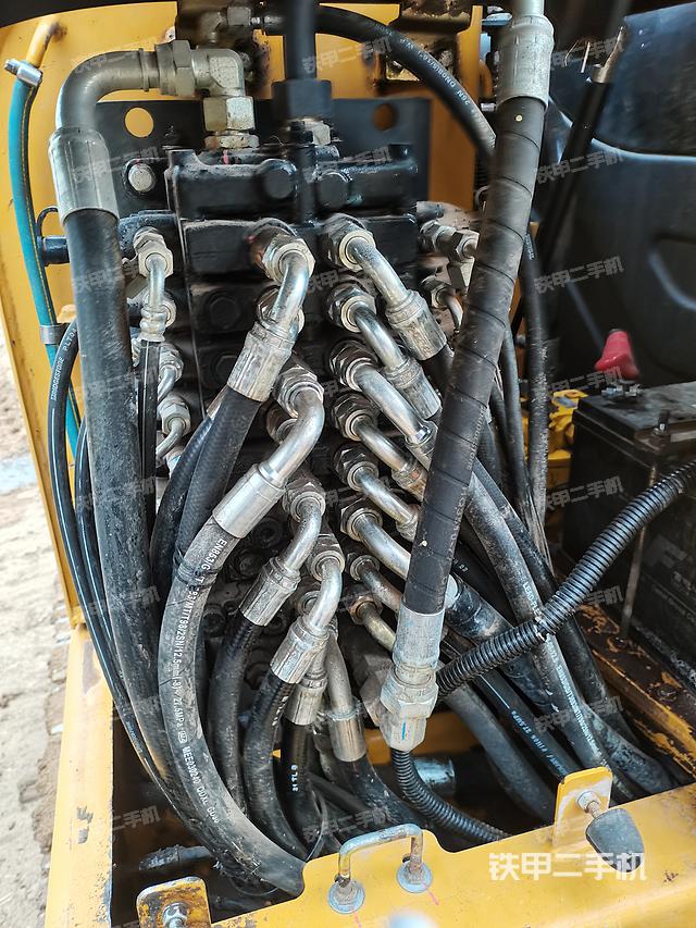 回转马达和主控阀（整机外观）