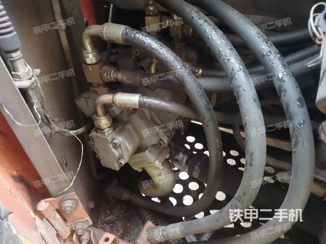 液壓泵艙室正面整體(整機(jī)外觀) 液壓泵艙室正面整體(整機(jī)外觀)