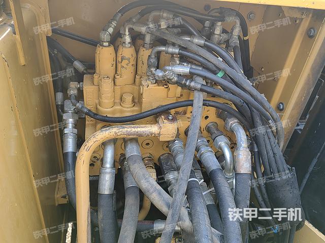 回转马达和主控阀（整机外观）