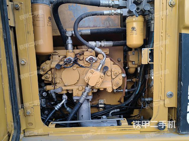 液压泵舱室正面整体（整机外观）