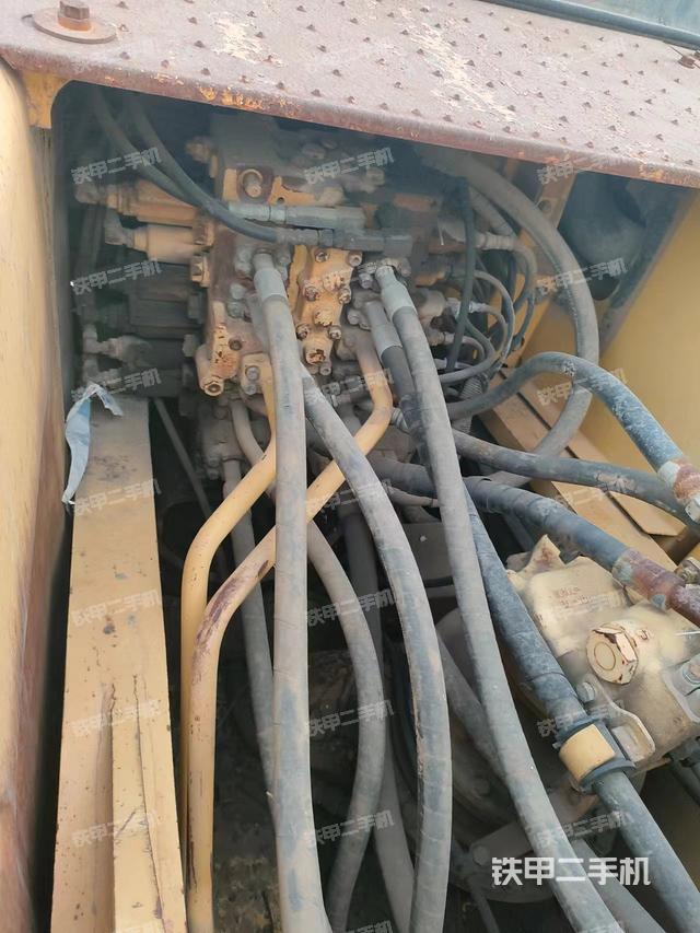 回转马达和主控阀（整机外观）