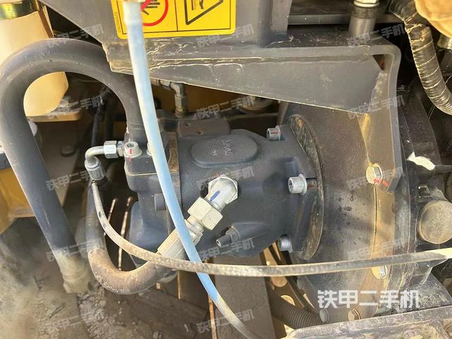 液压泵舱室正面整体（整机外观）