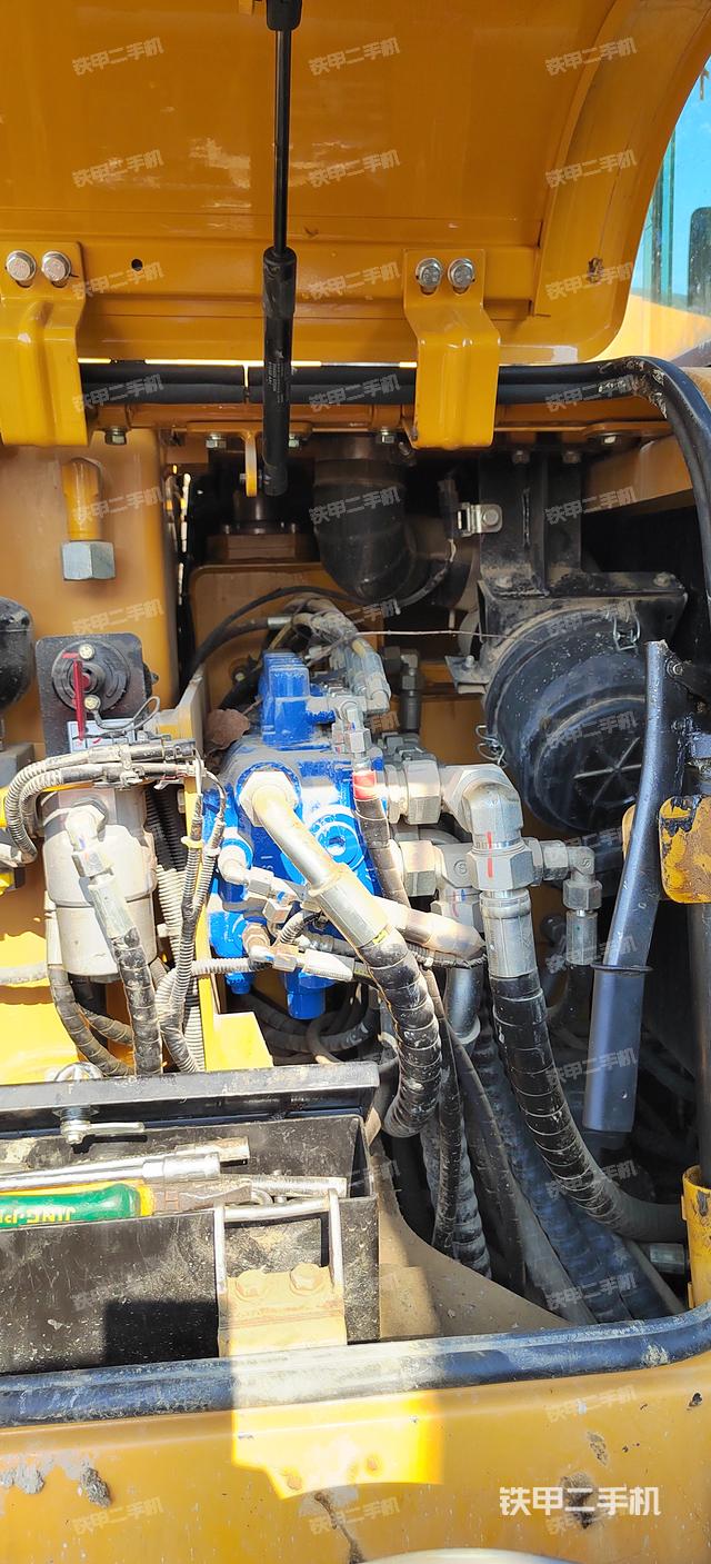 液压泵舱室正面整体（整机外观）