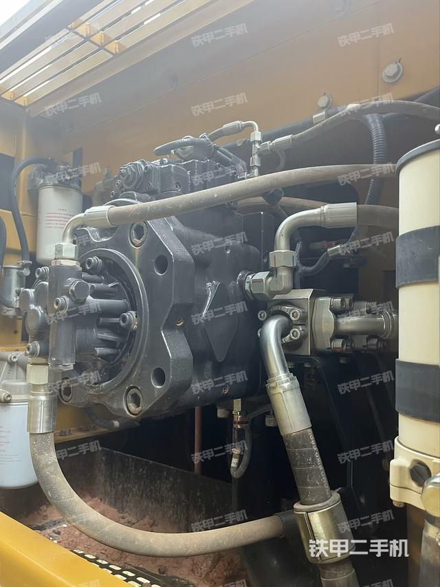 液壓泵艙室正面整體(整機外觀) 液壓泵艙室正面整體(整機外觀)