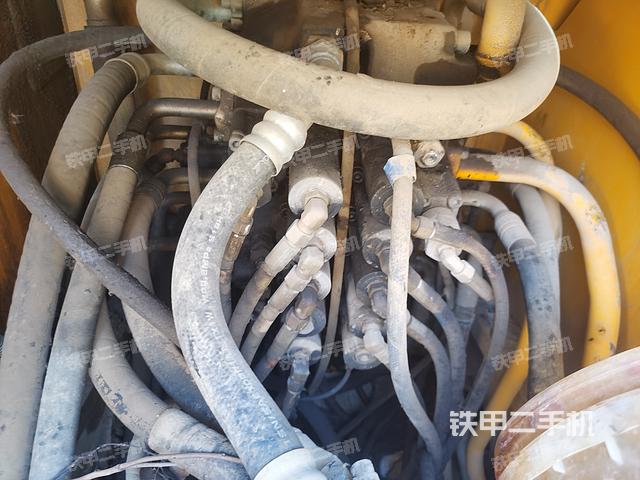 回转马达和主控阀（整机外观）