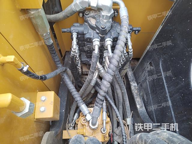 回轉(zhuǎn)馬達(dá)和主控閥（整機(jī)外觀）