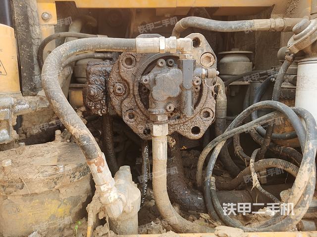 液压泵舱室正面整体（整机外观）