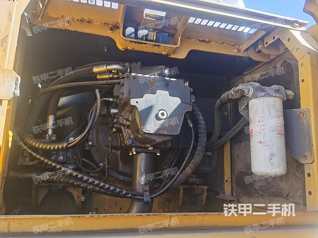 液压泵舱室正面整体（整机外观）