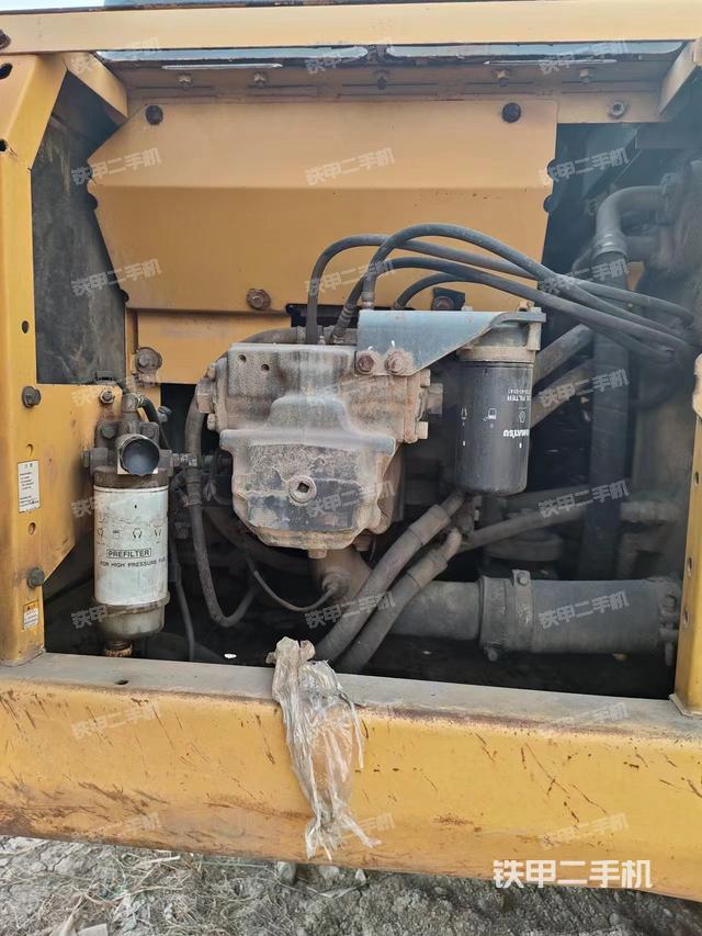 液压泵舱室正面整体（整机外观）