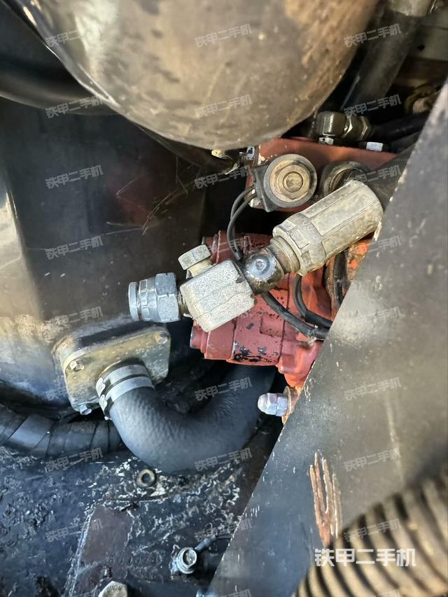 液压泵舱室正面整体（整机外观）