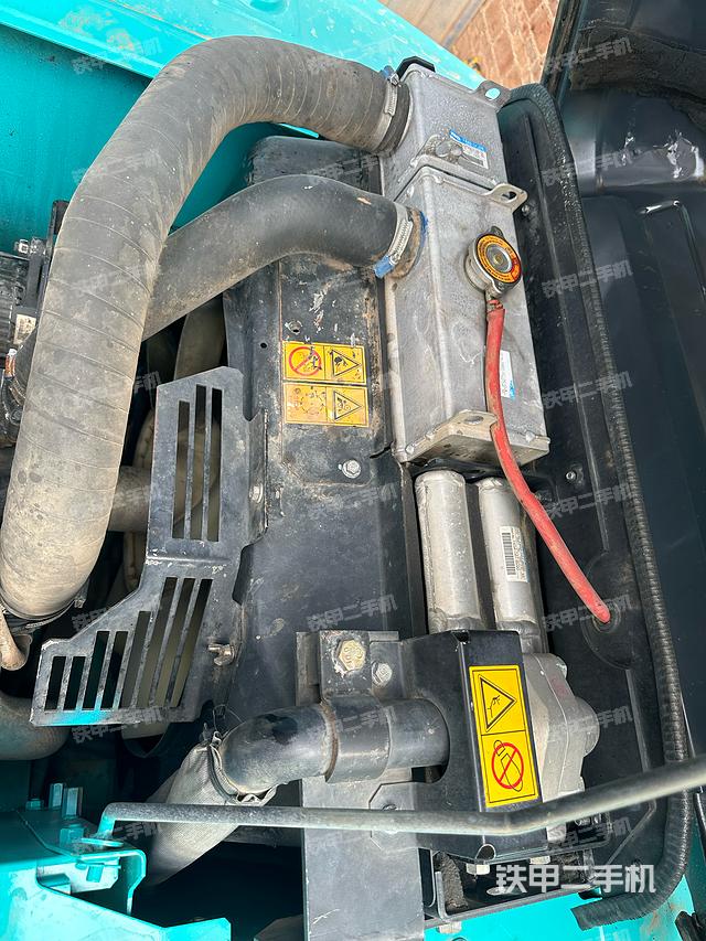 駕駛室頂部(整機(jī)外觀) 駕駛室頂部(整機(jī)外觀)