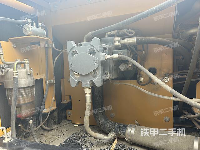 回轉(zhuǎn)馬達(dá)和主控閥(整機(jī)外觀) 回轉(zhuǎn)馬達(dá)和主控閥(整機(jī)外觀)