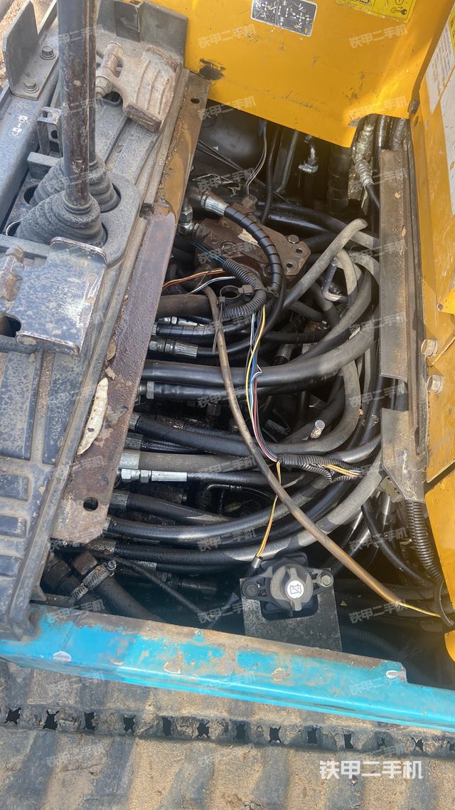 回轉(zhuǎn)馬達(dá)和主控閥(整機(jī)外觀) 回轉(zhuǎn)馬達(dá)和主控閥(整機(jī)外觀)