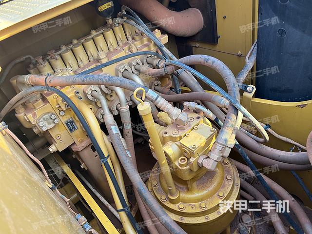 回转马达和主控阀（整机外观）