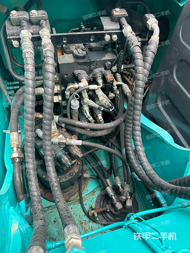 駕駛室整體(整機(jī)外觀) 駕駛室整體(整機(jī)外觀)