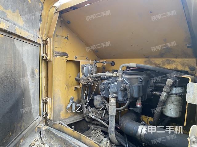 液壓泵艙室正面整體(整機(jī)外觀) 液壓泵艙室正面整體(整機(jī)外觀)