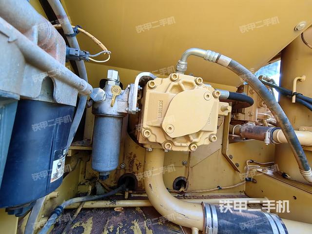 液压泵舱室正面整体（整机外观）