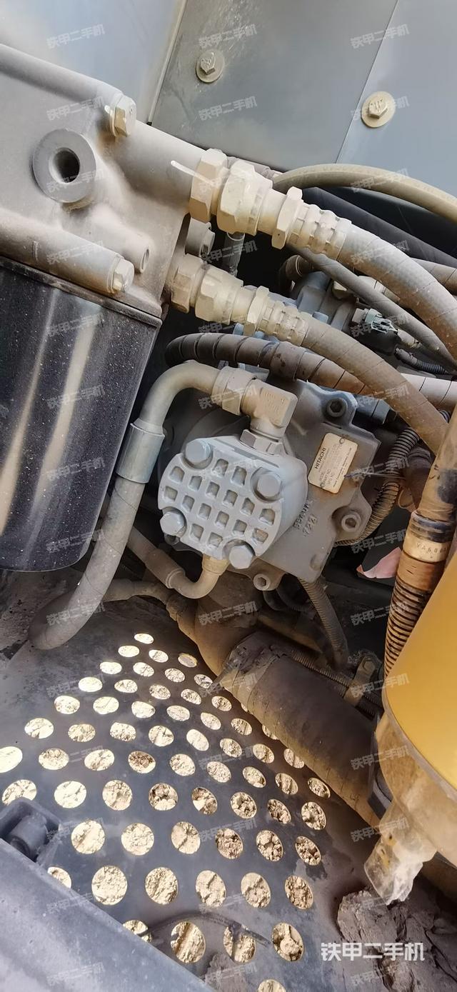 液压泵舱室正面整体（整机外观）