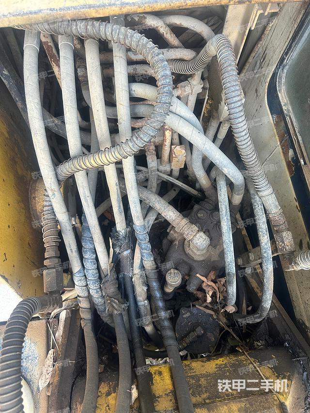 回转马达和主控阀（整机外观）