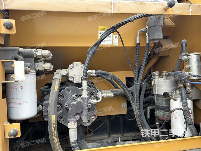 駕駛室頂部(整機(jī)外觀) 駕駛室頂部(整機(jī)外觀)
