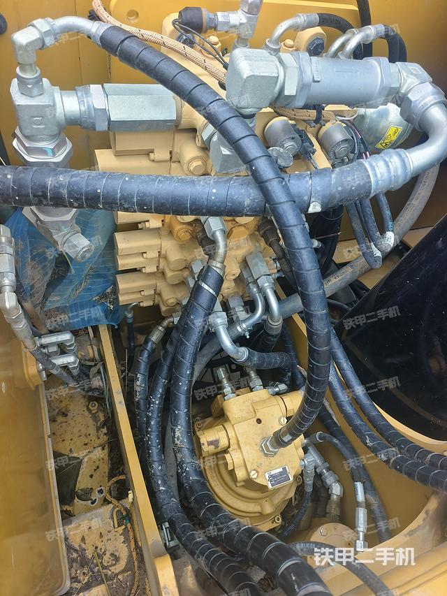 回转马达和主控阀（整机外观）