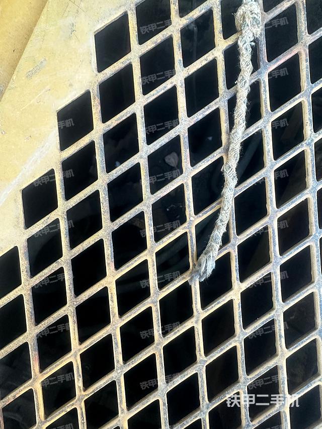 液压泵舱室正面整体（整机外观）