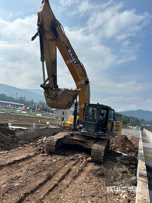 駕駛室頂部(整機(jī)外觀) 駕駛室頂部(整機(jī)外觀)