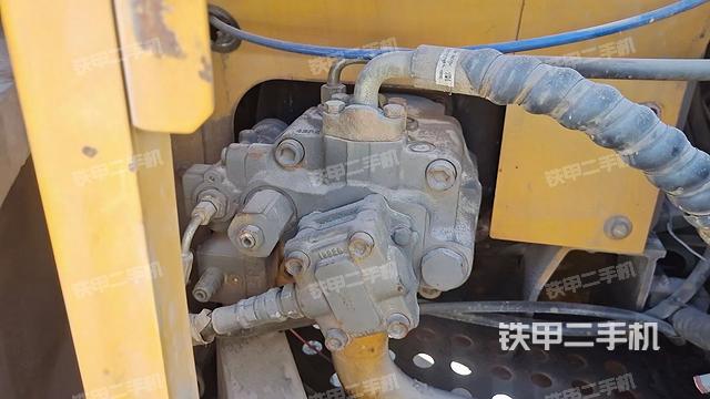 液壓泵艙室正面整體（整機外觀）