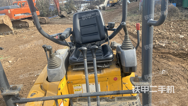 駕駛室整體(整機(jī)外觀) 駕駛室整體(整機(jī)外觀)