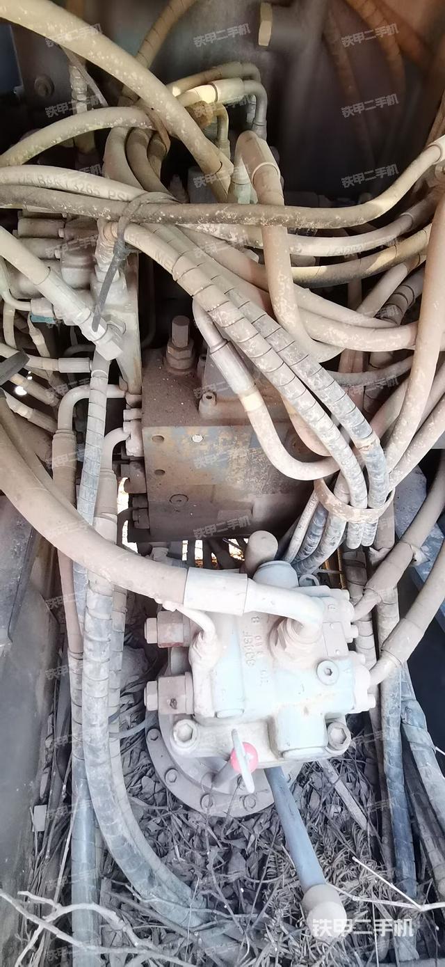 回转马达和主控阀（整机外观）