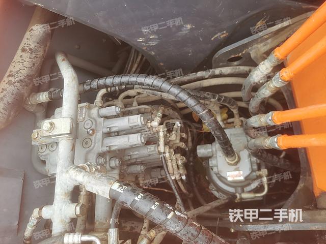 回轉(zhuǎn)馬達(dá)和主控閥(整機(jī)外觀) 回轉(zhuǎn)馬達(dá)和主控閥(整機(jī)外觀)